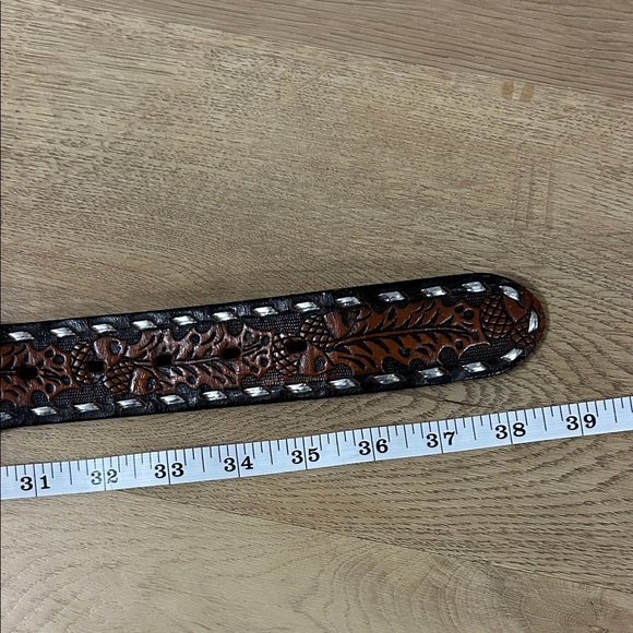 Intricate leather belt - Picture 6 of 8